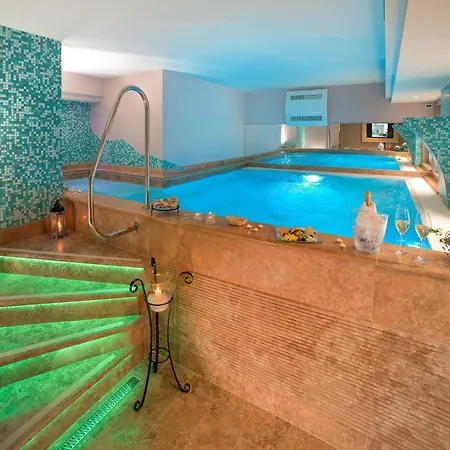 別荘 Elegant In With Swimming Pool Featuring Nature And Tranquillity フォリーニョ