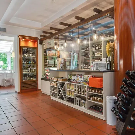 Elegant In With Swimming Pool Featuring Nature And Tranquillity Сasa de vacaciones