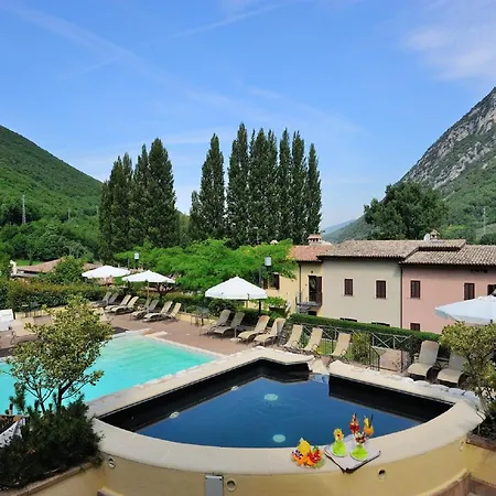 Elegant In With Swimming Pool Featuring Nature And Tranquillity Сasa de vacaciones Foligno